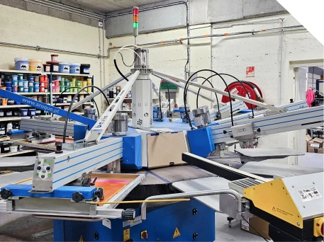 Machine de sérigraphie textile dans l'atelier HM Marquage