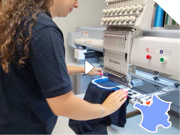Broderie d'un logo sur machine Barudan à l'atelier HM Marquage