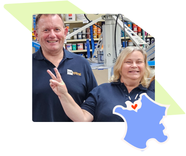 Équipe HM Marquage souriante devant les machines de l'atelier de sérigraphie