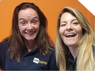 Deux membres de l'équipe HM Marquage tout sourire