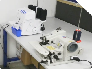 Machines à coudre et surjeteuse professionnelles à l'atelier HM Marquage