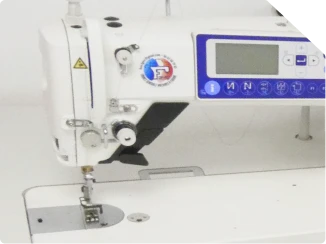 Gros plan sur une machine à coudre professionnelle Juki