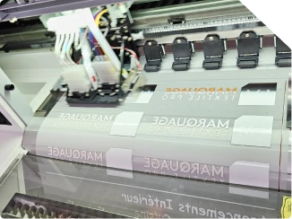 Impression DTF du logo HM Marquage Textile Pro en cours sur film