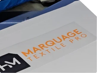 Transfert à chaud du logo HM Marquage Textile Pro en gros plan