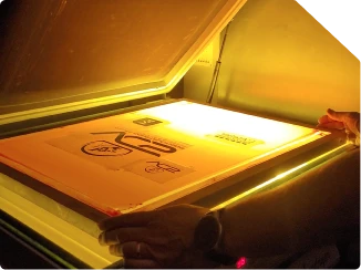 Insolation d'un écran de sérigraphie à l'atelier HM Marquage