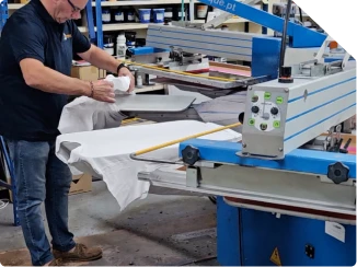 Impression en sérigraphie d'un t-shirt à l'atelier HM Marquage
