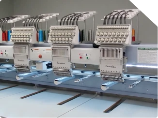 Machine de broderie multi-têtes dans l'atelier HM Marquage